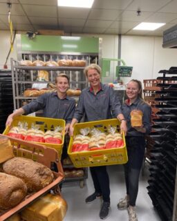 Dankjewel Chris en Simone van bakker de Gier voor de sponsoring van brood, krentenbollen, eierkoeken etc! Dat wordt smullen!